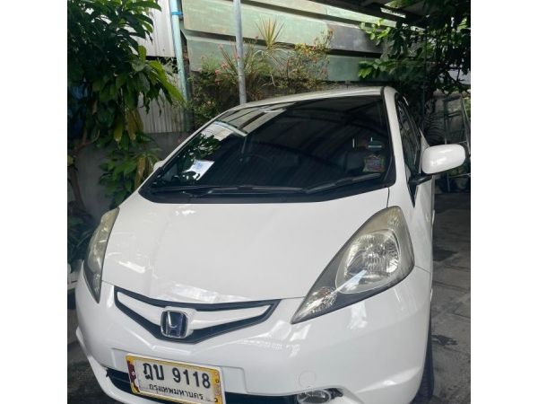 2010 Honda JAZZ 4 ประตู สภาพดี สวยสดงดงาม รถบ้าน